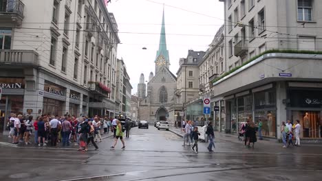 Zürich-überfüllte-Straßen-Der-Innenstadt,-Belebte-Kreuzung-Des-Einkaufsboulevards