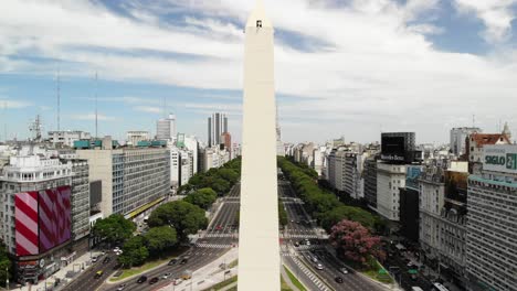 Luftaufnahme-Der-Berühmten-Architekturstatue-Der-Obelisco-De-Buenos-Aires-Und-Der-Verkehr-Auf-Der-De-Julio-Avenue,-Argentinien