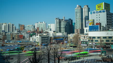 Zeitraffer-Für-Den-Tagesverkehr-In-Der-Nähe-Des-Bahnhofs-Von-Seoul