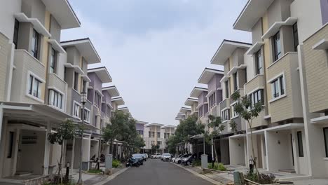 Grupo-De-Apartamentos-De-Bloque-De-Lujo-Premium-De-Gading-Serpong,-Banten-Inclinado-Hacia-Abajo