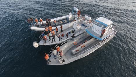 Nautische-Ausbildung,-Mann,-Der-Einen-Rettungsbootcontainer-Im-Patagonischen-Meer-Freigibt---Zeitlupe