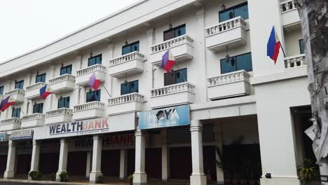 Weißes-Hotelgebäude-In-Davao-City-Mit-Philippinischem-Flaggenhaken-Am-Balkon