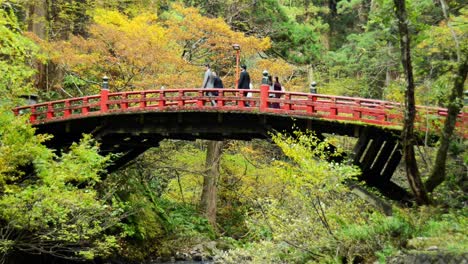 Puente-Sintoísta-Rojo-En-Japón