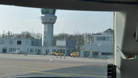 Sicht-Des-Piloten-Im-Cockpit-Beim-Verlassen-Der-Landebahn-In-Richtung-ATC-Tower