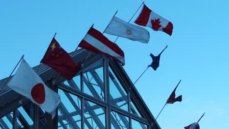 Nationalflaggen-Auf-Einem-Dach,-Versammlung-Oder-Treffen-Mehrerer-Nationen