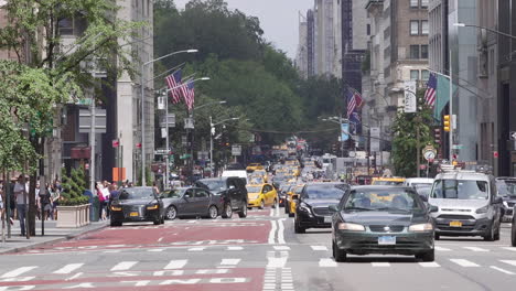 Verkehr-Entlang-Der-5th-Avenue-In-Midtown-Manhattan-In-New-York-City