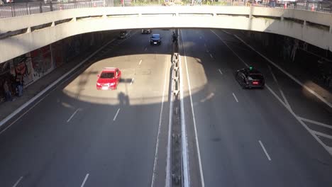 Vista-De-ángulo-Alto-De-Partes-Arriba-Y-Abajo-De-Un-Viaducto-En-La-Avenida-Paulista,-Que-Muestra-El-Movimiento-De-Personas-Y-Automóviles