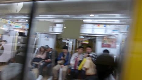 Ein-Gelber-U-Bahn-Zug-In-Tokio-Verlässt-Den-Bahnhof
