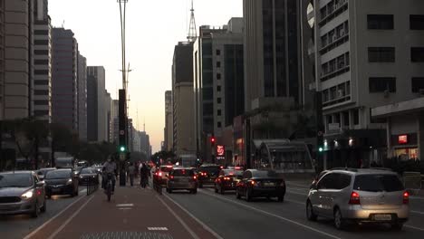 bike-path-in-the-middle-of-Avenida-Paulista,-in-late-afternoon