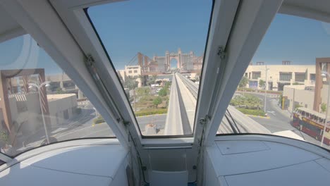 Monorriel-De-Dubai-Palm-Jumeirah-Dentro-De-La-Vista-Del-Tren-Desde-La-Ventana,-Transporte-Futurista