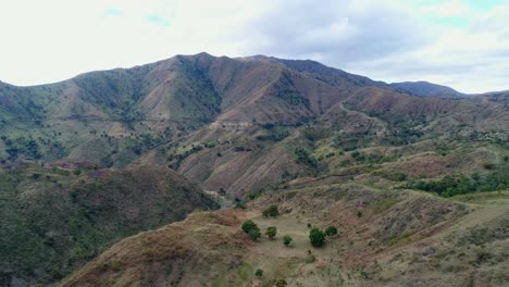 Die-Großen-Berge-Und-Das-Trockene-Landgelände-Sind-Das-Panorama-Der-Grenze-Der-Dominikanischen-Republik-Zu-Haiti