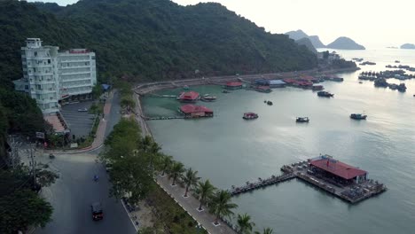 Hung-Long-Harbour-Hotel-and-floating-restaurants-during-a-calm-afternoon,-Aerial-dolly-right-shot