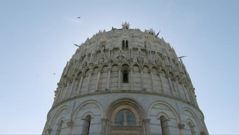The-historic,-round-Baptistery-next-to-the-tower-and-Duomo-on-the-Field-of-Miracles