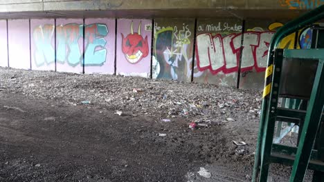 Unterirdisches-Fahrzeug-Vandalismus-Barriere-Kontrolltunnel-Schmutzig-Graffiti-Drogenkriminalität-Links-Dolly-Langsam