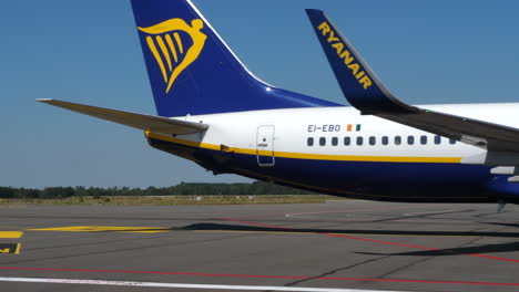 Ryanair-Boeing-737-Conduciendo-En-La-Plataforma-Del-Aeropuerto-En-El-Aeropuerto-De-Eindhoven-Durante-El-Día-En-Los-Países-Bajos