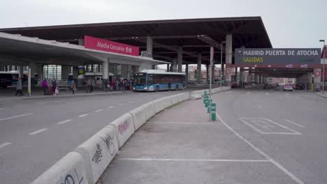 Bus,-Der-Passagiere-Am-Terminal-Im-Bahnhof-Atocha,-Madrid,-Spanien-Entlädt---Breite-Aufnahme