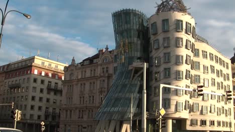 Palaces-and-dancing-house-in-Prague,-also-called-Ginger-and-Fred