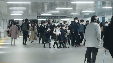 Aufnahme-Eines-Schulkindes-Am-Bahnhof-Shibuya,-Das-Während-Der-Pandemie-Masken-Trägt