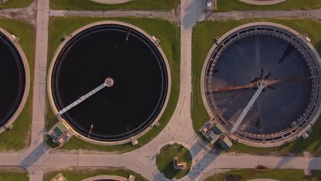 Raspador-De-Lodos-En-Tanques-Circulares-En-La-Planta-De-Tratamiento-De-Aguas-Residuales-De-Detroit-En-Michigan,-EE.UU.