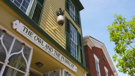 Establishing-shot-of-a-storefront-in-the-picturesque-town-of-Niagara-on-the-Lake,-Ontario