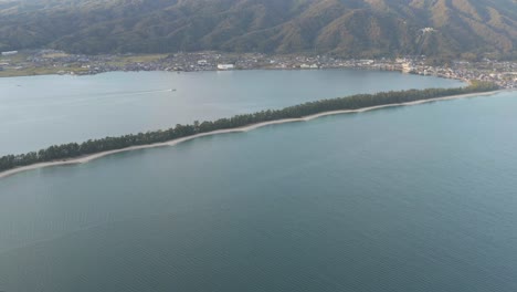 Breite-Luftaufnahme-Von-Amanohashidate,-Kyoto-Japan