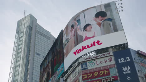 Digitale-Werbetafeln-Auf-Dem-Gebäude,-Auf-Denen-Anzeigen-Von-Der-Shibuya-Kreuzung-In-Tokio,-Japan,-Abgespielt-Werden