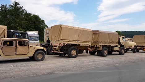 Vehículos-Del-Ejército-Americano-Estacionados-En-La-Carretera-En-Omurtag,-Bulgaria---Vista-Desde-Un-Vehículo-En-Movimiento