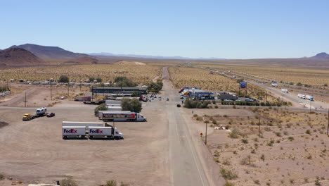Camiones-Estacionados-En-Una-Parada-De-Camiones-En-Medio-De-La-Nada-En-El-Desierto-De-California