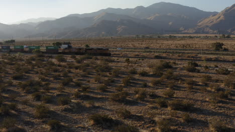 Eisenbahnsystem-In-Der-Sierra-Nevada-Wüstenlandschaft-In-Kalifornien,-Antenne