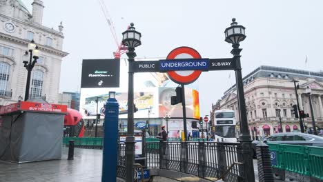 Entrance-to-piccadilly-circus-underground-subway-entrance-with-traffic-in-background-London
