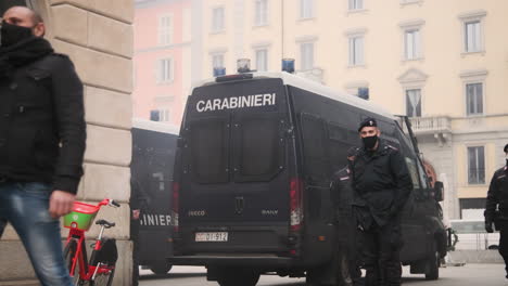 Carabinieri-In-Masken-Auf-Der-Hut-In-Mailand,-Italien,-Während-Des-Protests-Gegen-Restriktive-Maßnahmen-Zur-Bekämpfung-Des-Coronavirus-In-Mailand,-Italien