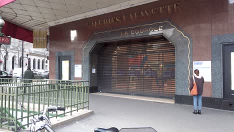 Static-Shot-of-Closed-Galeries-Lafayette-Entrance-Due-to-Coronavirus-Outbreak,-Paris-France