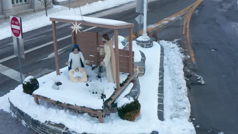 Christmas-nativity-scene-with-Baby-Jesus,-Mary,-Joseph-in-town-square