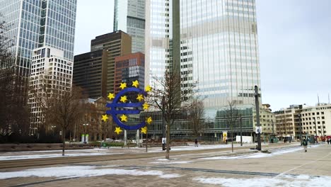 Euro-Skulptur-In-Front-Of-Eurotower-Skyscraper-Former-European-Central-Bank-In-Willy-Brandt-Platz-At-Frankfurt-am-Main,-Germany