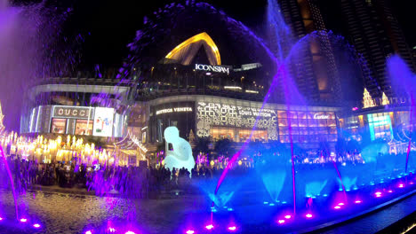 Espectáculo-De-Fuente-Danzante-En-Iconsiam,-El-Baile-Acuático-Más-Largo-Del-Sudeste-Asiático-De-Color-Claro-Y-Sonido,-Un-Nuevo-Hito-Mundial,-El-Centro-Comercial-Más-Nuevo-De-Iconsiam-En-Bangkok