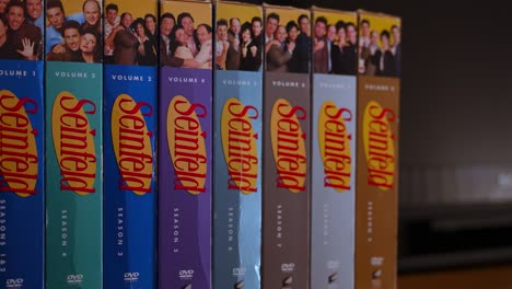 Seinfeld-Dvd-Sammlung-Im-Regal-Ausgestellt