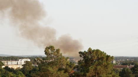 Huge-column-of-smoke-from-fire-in-cork-factory,-Seixal