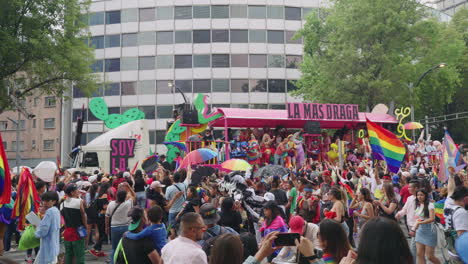 Lastwagen-Mit-Bühne,-Der-Pride-Parade-Künstler-An-Einer-Großen-Menschenmenge-Entlang-Der-Avenue-Juarez-Vorbeiführt-Und-Regenbogenfahnen-In-Mexiko-Stadt-Schwenkt