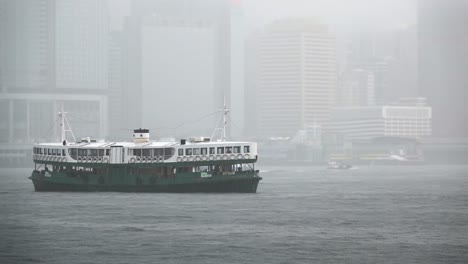 Ferry-Estrella-Navegando-En-El-Puerto-De-Victoria-Con-Niebla-Extrema-En-Hong-Kong,-Cámara-Lenta