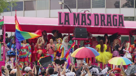Nahaufnahme-Der-Bühne-Mit-Pride-Parade-Künstlern-An-Einer-Großen-Menschenmenge-Entlang-Der-Avenue-Juarez-Vorbei,-Die-Regenbogenfahnen-In-Mexiko-Stadt-Schwenkt