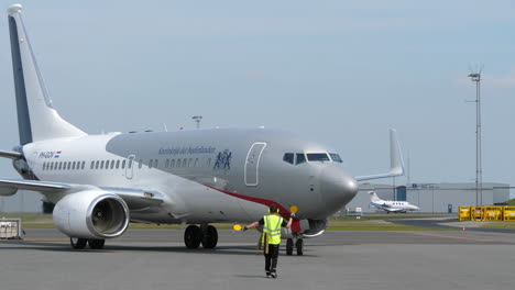 Boeing-737-Bbj-Ph-gov-Kommt-Am-Stand-An,-Geführt-Vom-Bodenmarschall