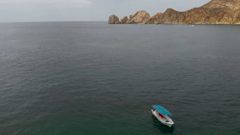 Pasando-Pequeños-Botes-De-Pesca-Mientras-El-Mar-Azul-Verdoso-De-Cortés-Se-Precipita-Debajo-De-Mis-Alas