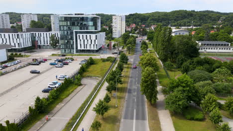 Straßen-Mit-Landschaft-Aus-Wiesen-Und-Grünen-Bäumen-In-Der-Universität-Danzig-In-Polen---Luftdrohnenaufnahme