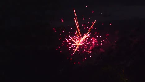 Bunte-Feuerwerke-Erhellten-Den-Nachthimmel