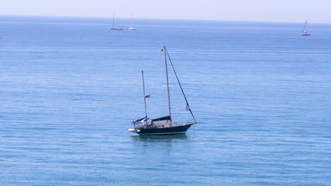 Segelboot-Vor-Anker-In-Ruhigem-Wasser-An-Einem-Sonnigen-Morgen
