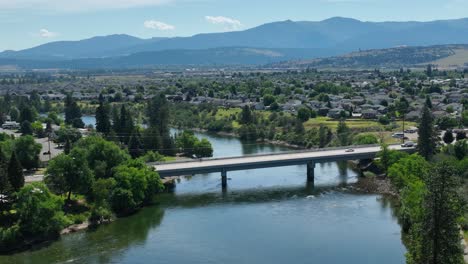 Luftaufnahme-Der-üppigen-Landschaft-Von-Spokane-Mit-Dem-Fluss-Spokane-Und-Einer-Kreuzungsbrücke-In-Der-Mitte-Der-Aufnahme