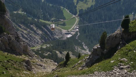 Ski-Lift-of-Seceda-Arriving-Slowly-In-A-Smooth-Way,-Summer,-Alps,-Italy,-Dolomites