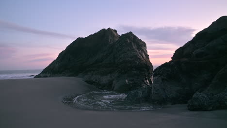 Silhouettierte-Seestapel-Mit-Schönem-Pastellfarbenem-Sonnenunterganghimmel-Küste-Von-Oregon,-Usa