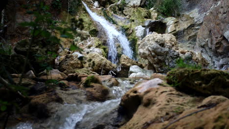 Kleiner-Wasserfall-Im-Wald---Rumänien-7
