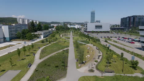 Fliegen-über-Der-Universität-Danzig-Ecopark-In-Danzig,-Polen-Mit-Modernen-Gebäuden-In-Der-Umgebung